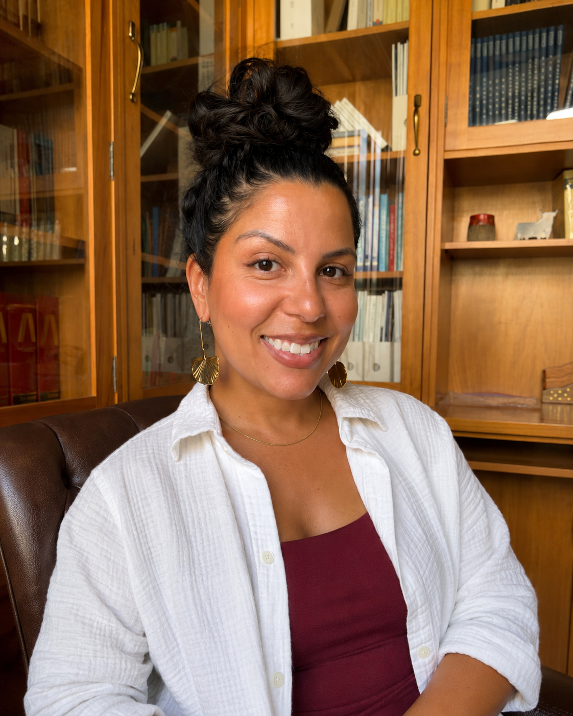 Samara Ferreira in front of a bookshelf
